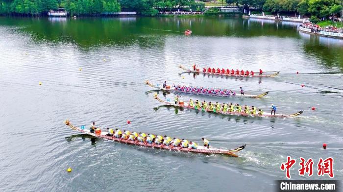 二十五支龙舟队齐聚广州橙马麓湖竞渡，