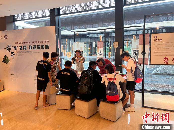 在浙江金华亚运分村的端午味：藤球运动员通过