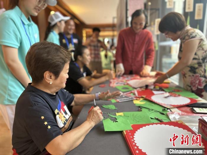 在浙江金华亚运分村的端午味：藤球运动员通过