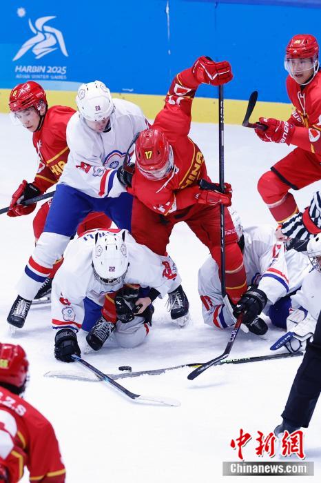 哈尔滨亚冬会男子冰球赛中国队50完胜中国台北队