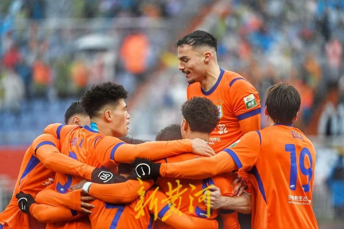 京鲁大战泰山队2比1胜国安 彭啸替补登场张弛退