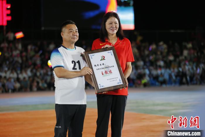 草原上的美好约定：郎平健康时再来草原村排，