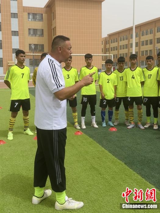 退役球员阿力木江在新疆洛浦县播下校园