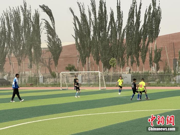 退役球员阿力木江在新疆洛浦县播下校园足球种