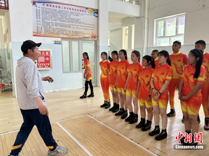 退役球员阿力木江在新疆洛浦县播下校园足球种