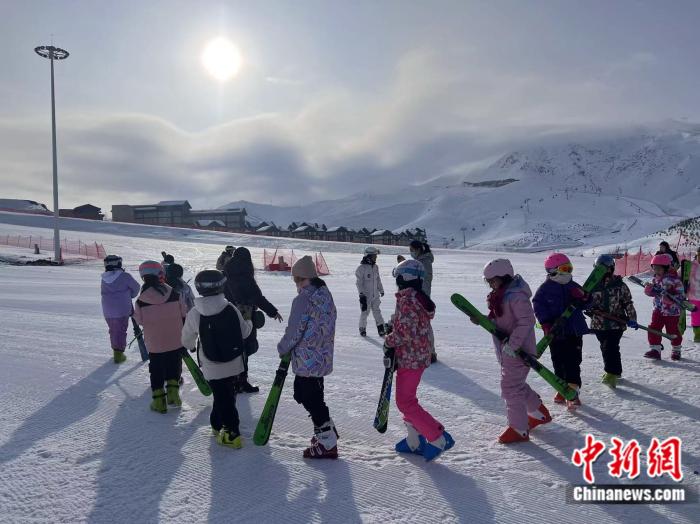 退役球员阿力木江在新疆洛浦县播下校园足球种