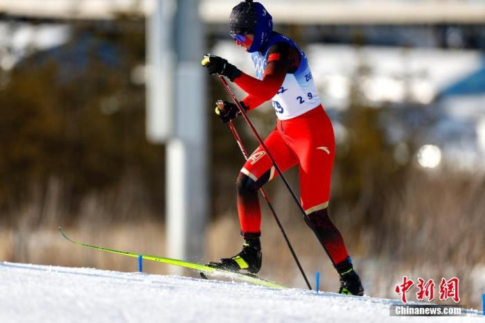 退役球员阿力木江在新疆洛浦县播下校园足球种