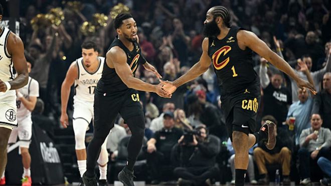 哈登推动骑士创新备战方式 酒店宴会厅战术演练