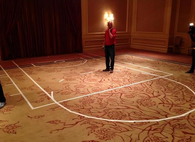 哈登推动骑士创新备战方式 酒店宴会厅战术演练